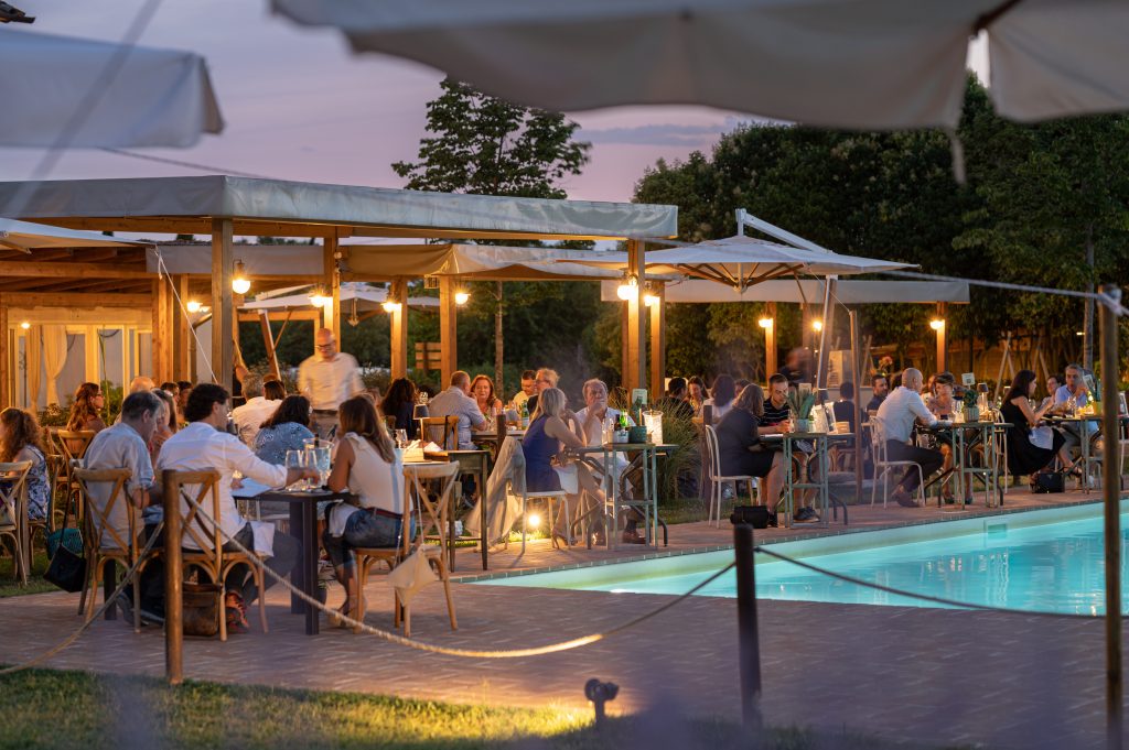 osteria emiliana con giardino estivo