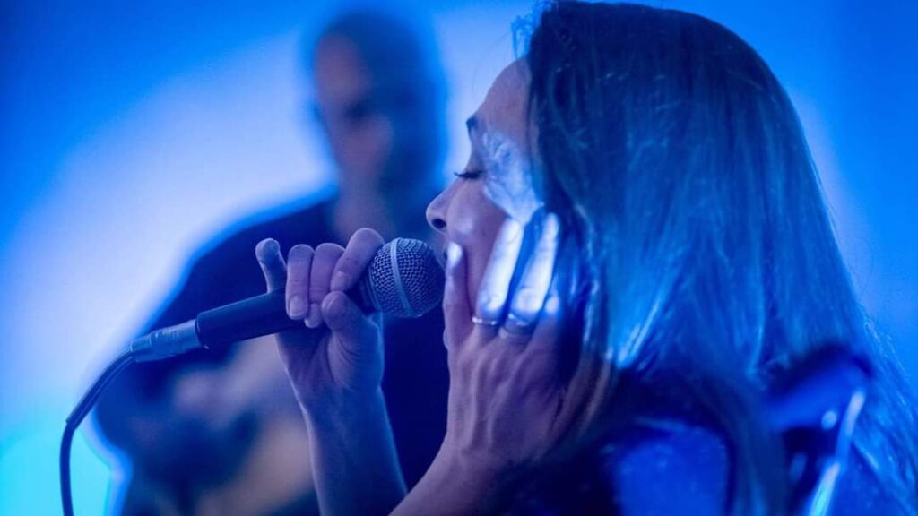Daniela Galli mentre canta