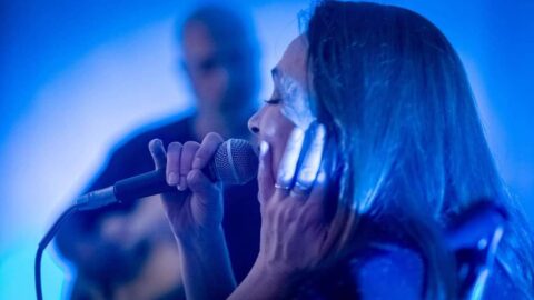 Daniela Galli mentre canta