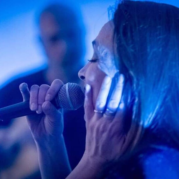 Daniela Galli mentre canta