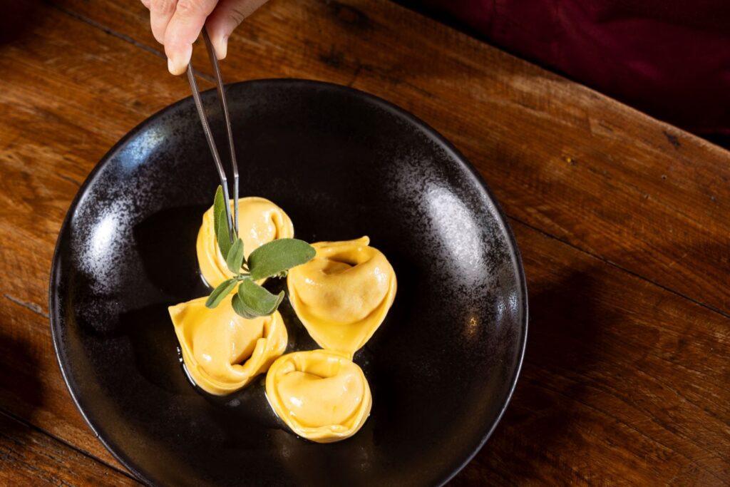 Turtlon - Tortello ricotta e spinaci, servito burro e salvia