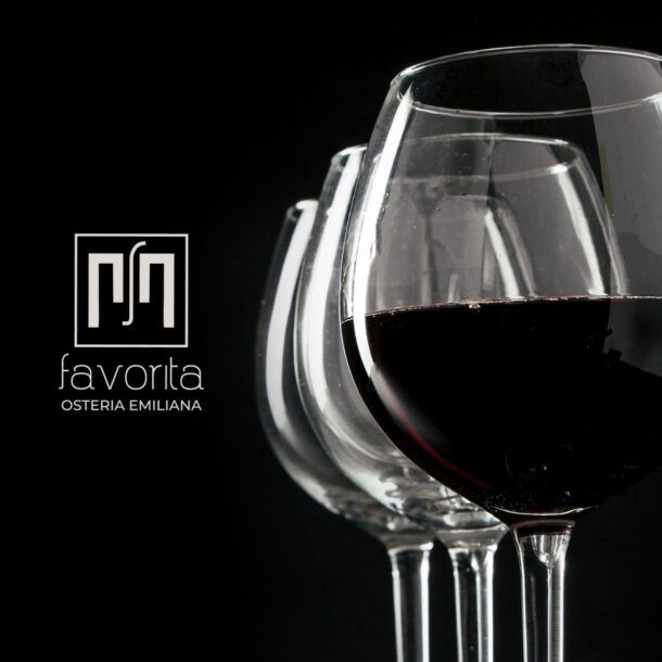 Calici di vino rosso su sfondo nero con logo Osteria Favorita – immagine simbolo della serata Vini Veri 2026
